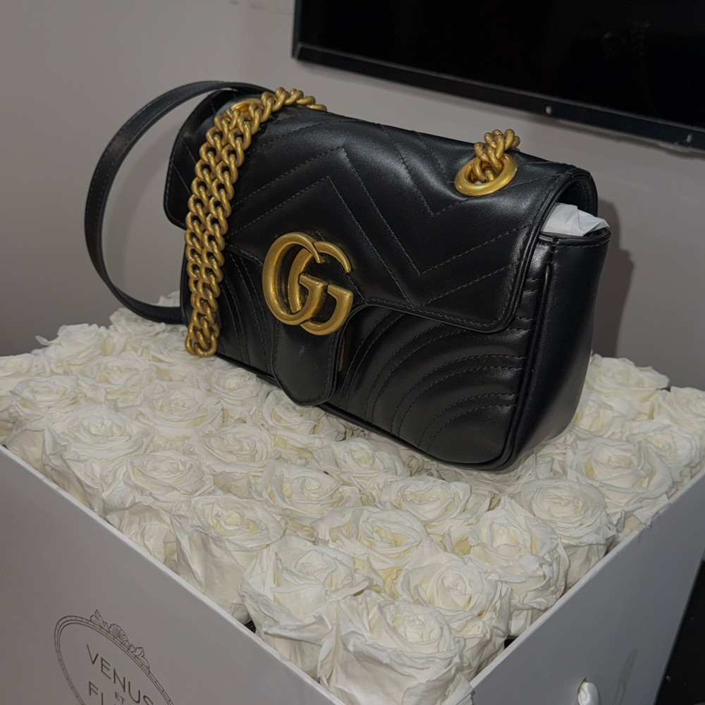 Black Gucci Leather Shoulder Bag with Gold Chain - Picture 6 of 8